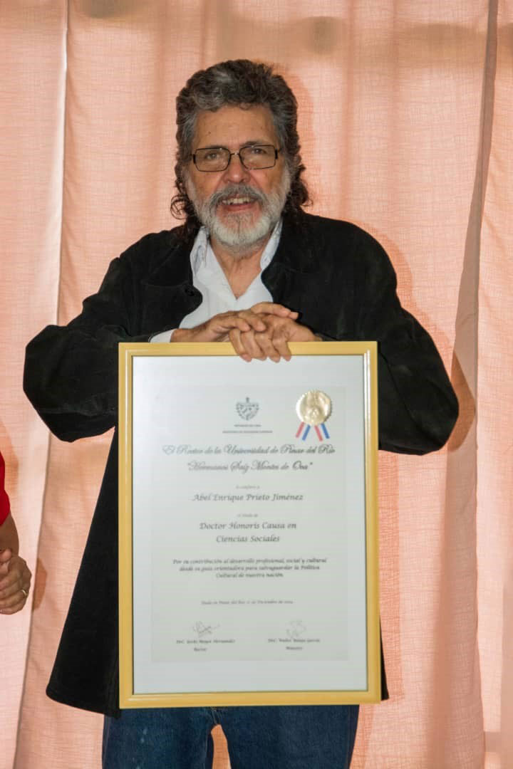 El escritor <a href="/AbelPrieto11/">Abel Prieto</a> recibió este #27DeDiciembre el título de Dr. Honoris Causa en Ciencias Sociales de la Universidad Hermanos Saíz de Pinar del Río. Abel es un profundo intelectual, comprometido con la batalla por la descolonización y en la defensa de la identidad nacional