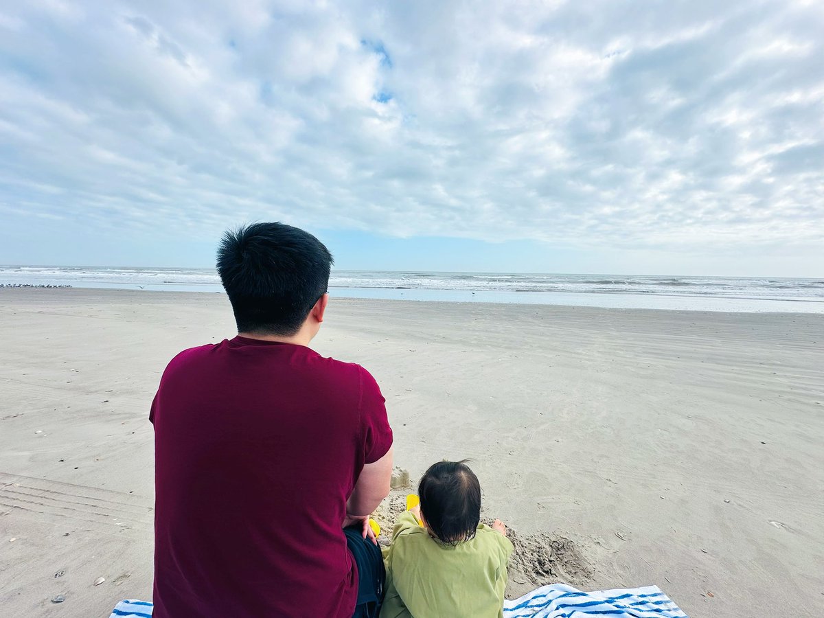 Iceyicic's tweet photo. 亲爱的小Liam，现在的你好活泼噢！我们圣诞假期一起去了Galveston，在海边你开心得不的了呢！就是很喜欢品尝砂子，让我们很无奈哈哈！爸爸妈妈给你堆了砂子城堡，还带你去了meow wolf展览，你看得眼花缭乱呢！ https://t.co/O4JPQoQfs4