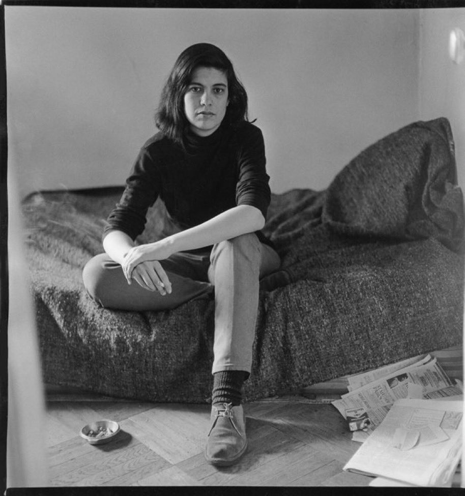 »Wer wären wir, wenn wir kein Mitgefühl für jene aufbringen könnten, die nicht zu uns gehören? Wer wären wir, wenn wir nicht lernen könnten? Wenn wir nicht verzeihen könnten? Wenn wir nicht etwas ande­res werden könnten, als wir sind?«

Susan Sontag,
gestorben am 28. 12.2004.