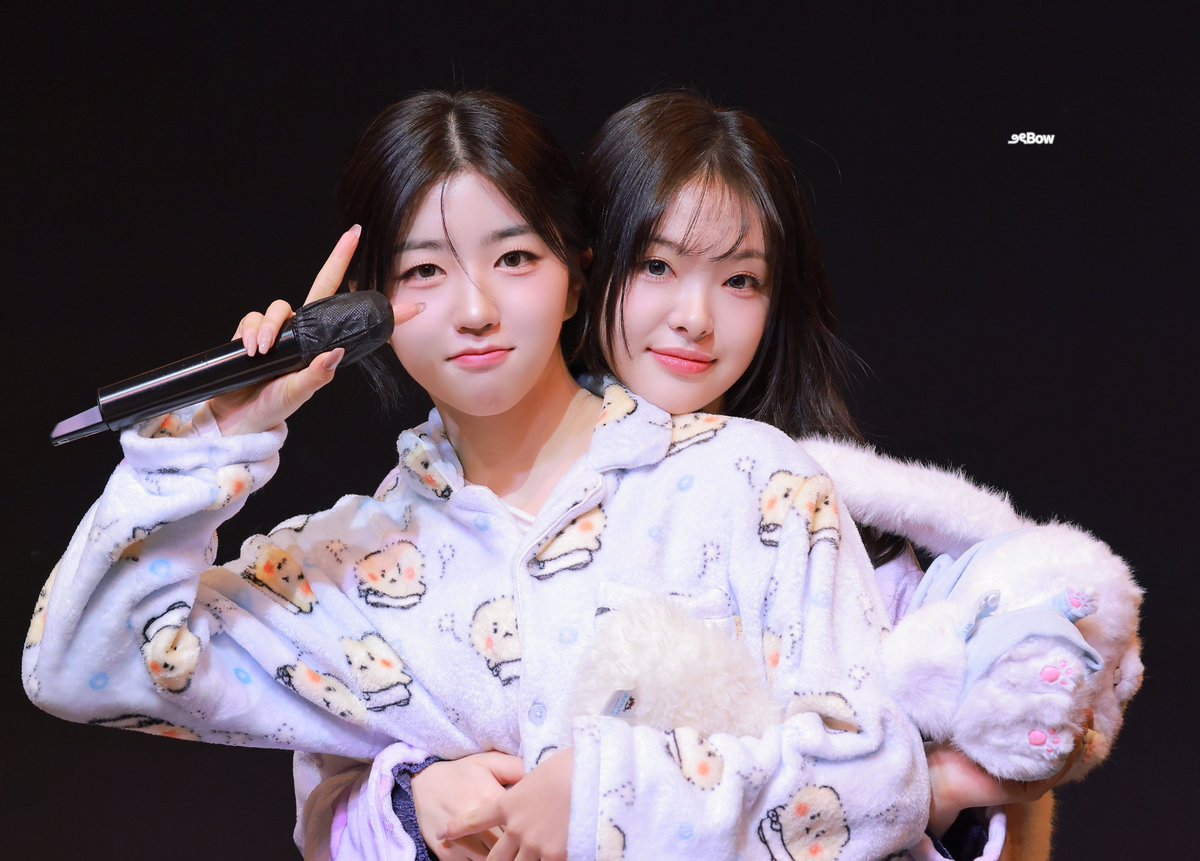 wavhss's tweet photo. do new wavs know about that one time nien decided to borrow a fansite's camera to take photos of the members during vv era

 https://t.co/u3F6XJQIO1