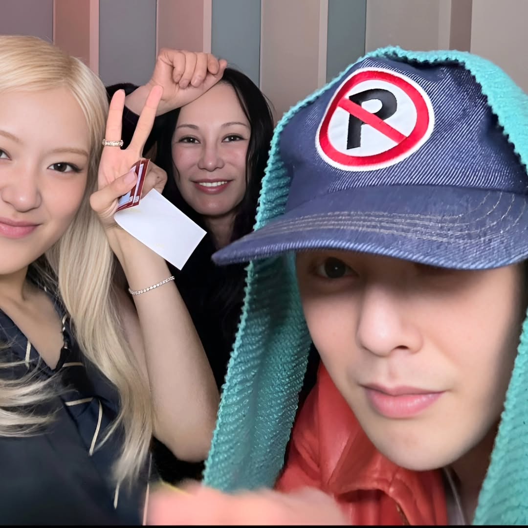 bigbangmvipfam's tweet photo. 28122024 Evachowofficial's Instagram shared photo with GD &amp; Rosé

“Rosie 🩷🩷🩷 and GD 💙💙💙 
So much to celebrate in 2024... 🥳💥🙏🏻 more to come in 2025!!!!♥️"

-
Source: evachowofficial@instagram
#GD #GDRAGON #GDRAGON2024 #ROSÉ #EVACHOW https://t.co/90WAnZM6aj