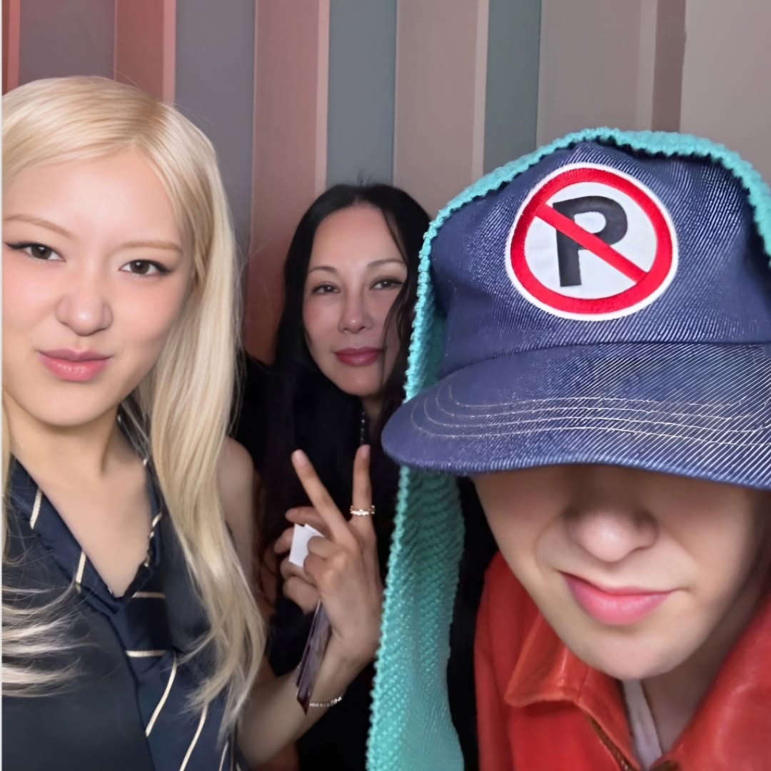 bigbangmvipfam's tweet photo. 28122024 Evachowofficial's Instagram shared photo with GD &amp; Rosé

“Rosie 🩷🩷🩷 and GD 💙💙💙 
So much to celebrate in 2024... 🥳💥🙏🏻 more to come in 2025!!!!♥️"

-
Source: evachowofficial@instagram
#GD #GDRAGON #GDRAGON2024 #ROSÉ #EVACHOW https://t.co/90WAnZM6aj
