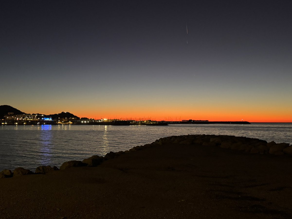 guillaumeleon's tweet image. Hier soir , #marseille #pointerouge portait bien son nom 😍