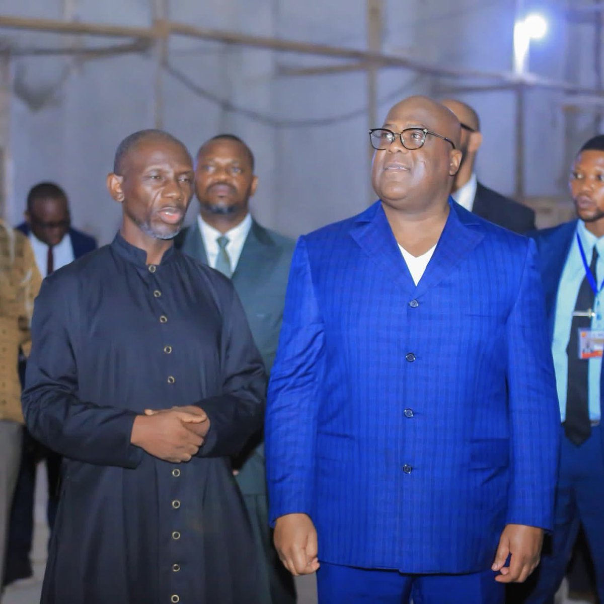 KabaLisolo1's tweet photo. 𝗥𝗘𝗟𝗜𝗚𝗜𝗢𝗡 | #KasaïOriental : À #MbujiMayi, l’abbé Blaise #Kanda a rencontré le Président de la République, Félix #Tshisekedi, ce vendredi 27 décembre.
Le Chef de l’Etat a visité le chantier paroissial de #Punde. Le prêtre lui a exprimé sa reconnaissance pour son soutien à l’église.
#KabaLisolo