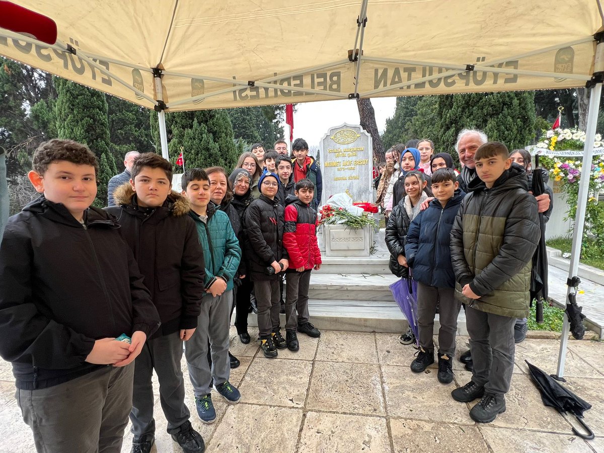 PrizrenlilerWEB's tweet photo. Kosova Dernekler Platformu olarak; Kosova İpekli hemşerimiz, İstiklal Şairimiz Mehmet Akif Ersoy’u vefatının 88. Yılında kabri başında andık. https://t.co/MS4JbTQ7vd