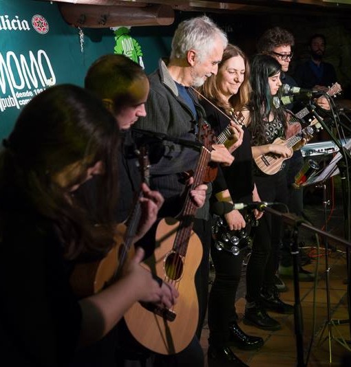 ukestradoMedio's tweet photo. Hai 10 anos dávamos os nossos primeiros concertos: o dia 18 no @PubMomo (na @afestadopaluso  do @Coro_da_RA )  e o dia 27 no #MercrominaRockBar

@arantzavillar 
@sarapineirof 
@urdimeescenicas 
#uke #ukulele #ukelele #ukestra #10anos #10years https://t.co/LnCnPNKLcu