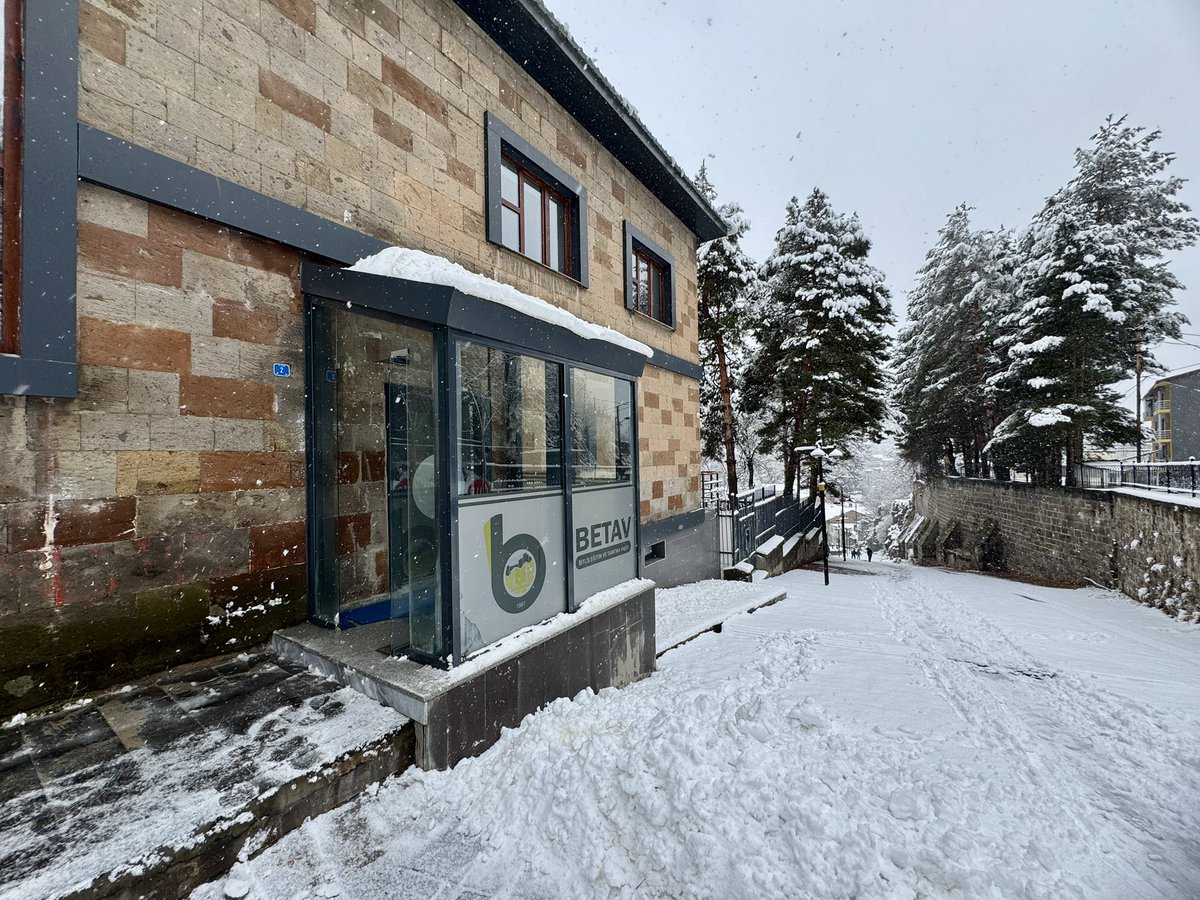 BetavBitlis's tweet photo. ❄️ Bitlis’in tarihi taşları üzerinde dans eden kar taneleri, şehrin kadim ruhunu daha da güzelleştiriyor. https://t.co/hjdBlzlSBe