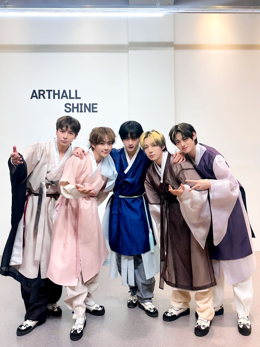 [📞]
낭자, 낭군들 오늘의 담소도 즐거웠소
그대들에게 좋은 하루가 되었길 바라오 🤍

#NOMAD #노매드
#CallMeBack #NOMAD_CallMeBack