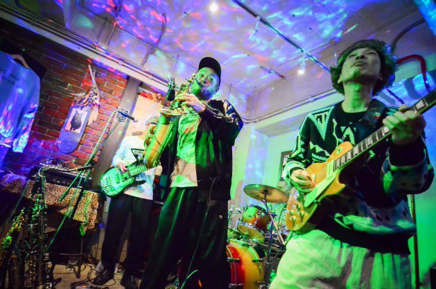 ご報告
この度、昨日のライブをもちまして
IWAZARUを脱退することになりました。
僕自身、新たなフェーズに突入するため活動を共に続けて行くのは難しくなった次第です。
これまで応援してくださったみなさま。
ありがとうございました。
そして素晴らしいバンドメンバーに感謝いたします。

竹内朋康