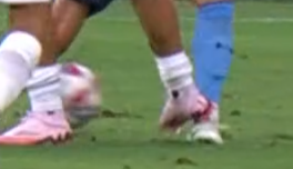 WestSydney's tweet image. That&apos;s a strange definition of &quot;shin&quot;.#SYDvMVC.