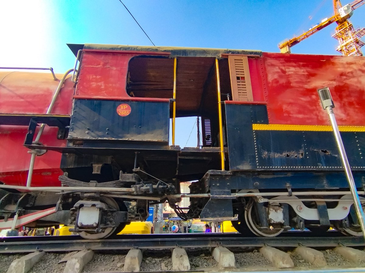 dipalay's tweet image. Varanasi Railway Station is now the final resting location of this amazing Made in India Telco (TATA) 4-6-2 Steam Locomotive engine.

Kudos to @RailMinIndia for preserving this amazing railway heritage in the amazing historical city of Banaras. 

#Varanasi #Railway #SteamEngine