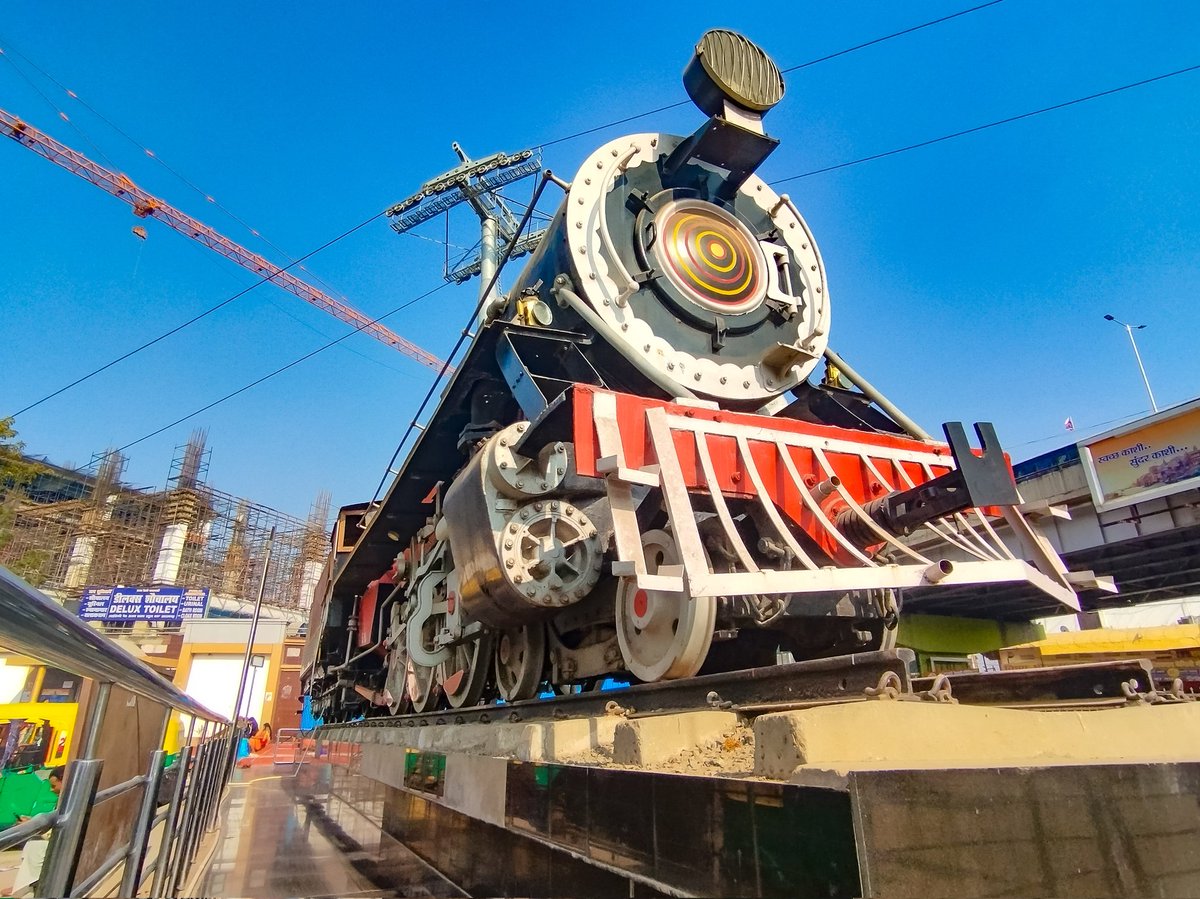 dipalay's tweet image. Varanasi Railway Station is now the final resting location of this amazing Made in India Telco (TATA) 4-6-2 Steam Locomotive engine.

Kudos to @RailMinIndia for preserving this amazing railway heritage in the amazing historical city of Banaras. 

#Varanasi #Railway #SteamEngine