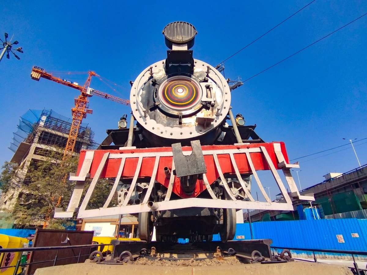 dipalay's tweet image. Varanasi Railway Station is now the final resting location of this amazing Made in India Telco (TATA) 4-6-2 Steam Locomotive engine.

Kudos to @RailMinIndia for preserving this amazing railway heritage in the amazing historical city of Banaras. 

#Varanasi #Railway #SteamEngine