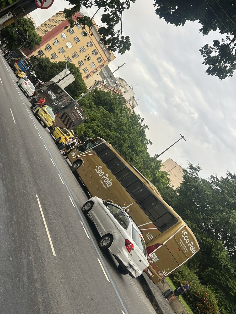 schwableonardo's tweet photo. @eduardopaes @CETRIO_ONLINE @GMRio @diego_vaz é sempre essa desordem na Praça Afonso Pena. São no mínimo 3 ônibus da Buser parados nos pontos de ônibus e a população não consegue pegar o ônibus e muitos passam direto. E aí?? https://t.co/K836jujRqL
