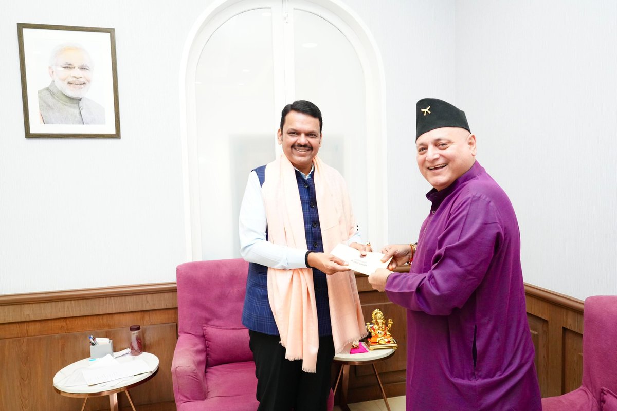 CMOMaharashtra's tweet photo. मुख्यमंत्री देवेंद्र फडणवीस यांची मुंबई येथील मेघदूत निवासस्थानी आज अभिनेते पद्मश्री मनोज जोशी यांनी भेट घेत अभिनंदन केले आणि शुभेच्छा दिल्या. यावेळी मुख्यमंत्री देवेंद्र फडणवीस यांनी देखील त्यांचे मनःपूर्वक स्वागत केले.

मुख्यमंत्री देवेंद्र फडणवीस इनसे मुंबई स्थित मेघदूत आवास पर आज अभिनेता पद्मश्री मनोज जोशी इन्होंने मुलाकात कर अभिनंदन किया एवं शुभकामनाएं दी। इस अवसर पर मुख्यमंत्री देवेंद्र फडणवीस इन्होंने भी उनका हार्दिक स्वागत किया।

@Dev_Fadnavis @actormanojjoshi
#Maharashtra #DevendraFadnavis #Mumbai