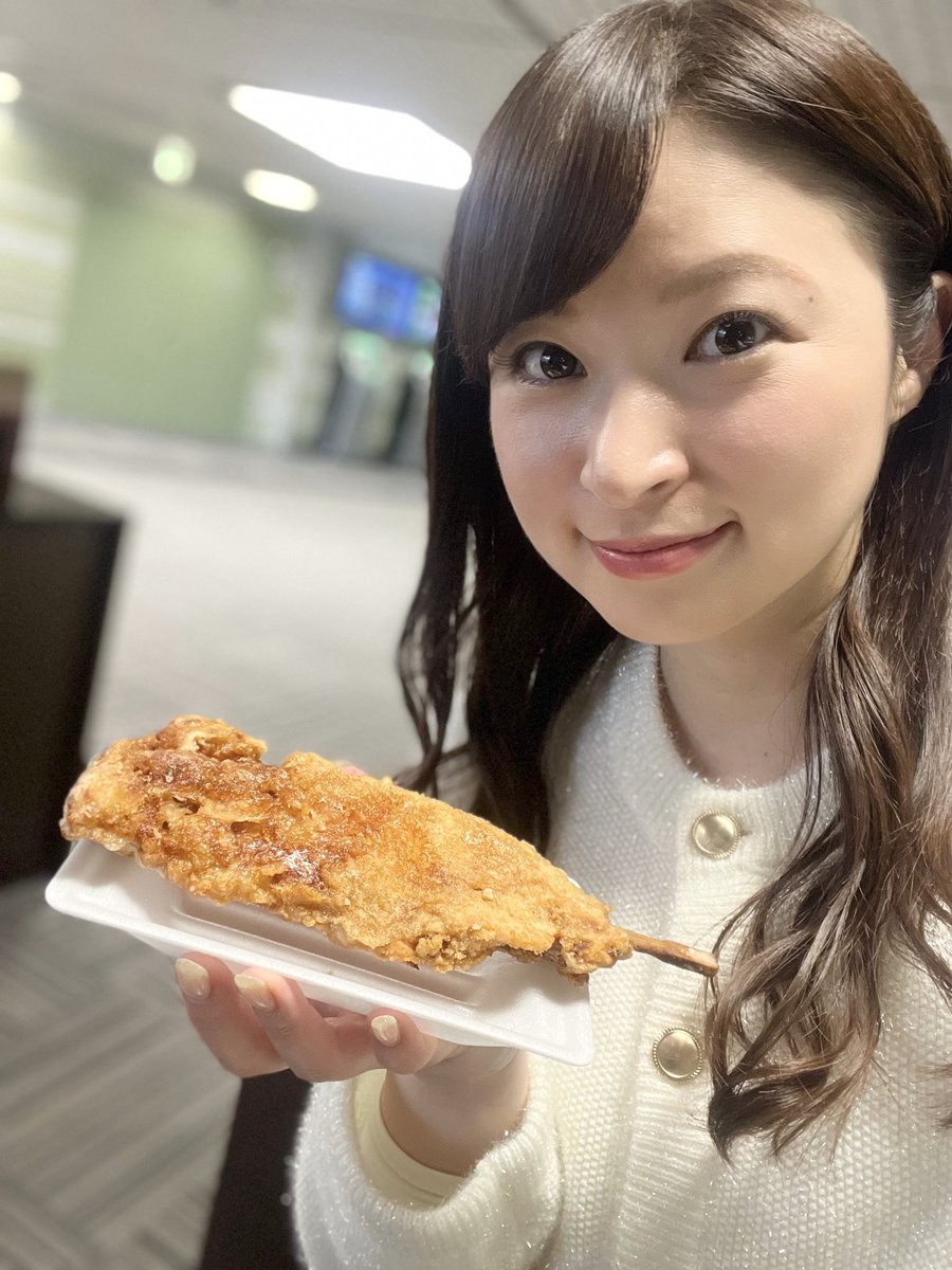 saoric0310's tweet image. 揚げた鶏を食べ納めた様子と、
きれいな夕焼けを置いておきます🐱🌱

#中山競馬場 #がぶりチキン