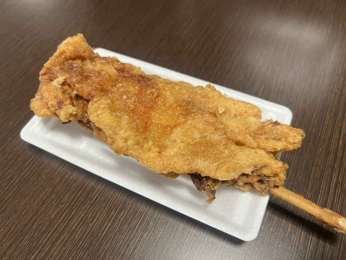 saoric0310's tweet image. 揚げた鶏を食べ納めた様子と、
きれいな夕焼けを置いておきます🐱🌱

#中山競馬場 #がぶりチキン