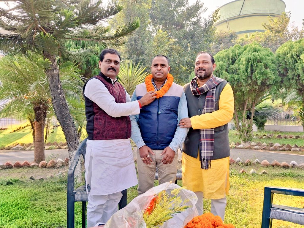 Mpsyadav's tweet photo. #कटिहार जिला #जदयू की प्रकोष्ठों की समीक्षा बैठक प���रमंडलीय प्रभारी श्री सुनील कुमार जी, जिला अध्यक्ष श्री Surajj Prakash Roy जी,नगर अध्यक्ष श्री Amit Sah जी की उपस्थिति में आयोजित की गई।
@Jduonline @NitishKumar
@DulalChandraGo3 @Umeshsinghkush6 #2025_फिर_से_नीतीश https://t.co/1s6woYubFC