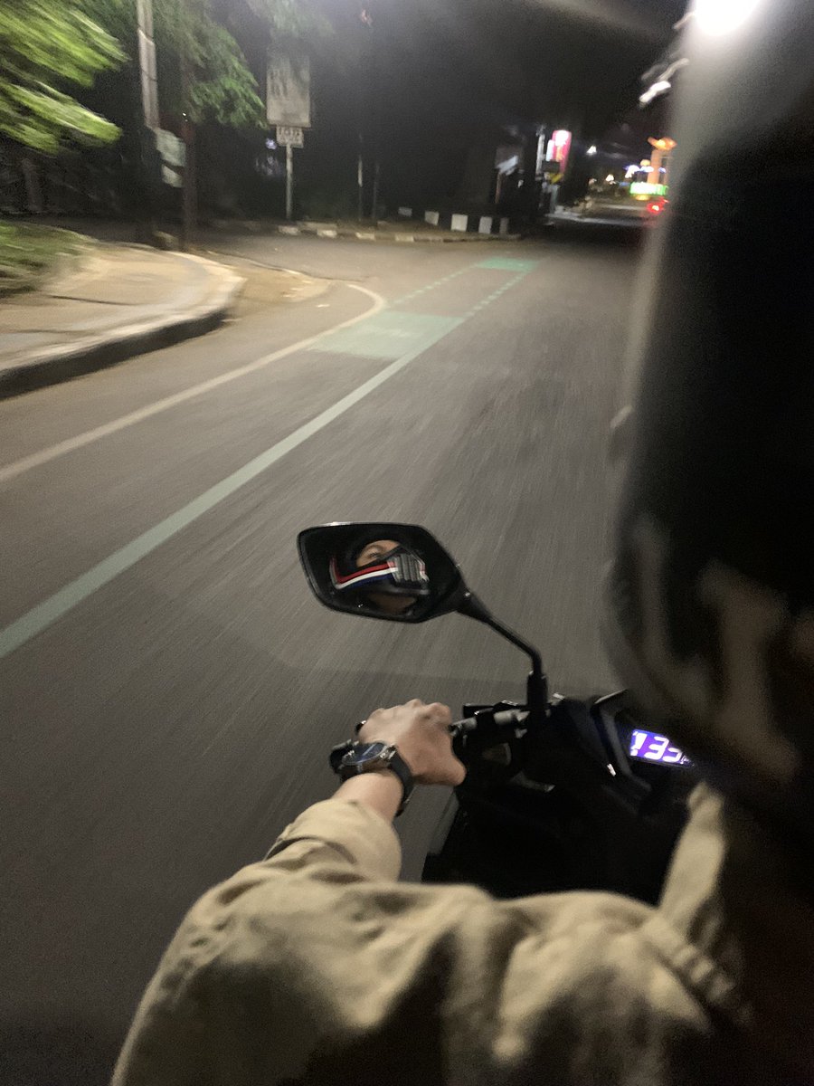 Nathathecap's tweet photo. late night rides https://t.co/aLW8LVW0lH