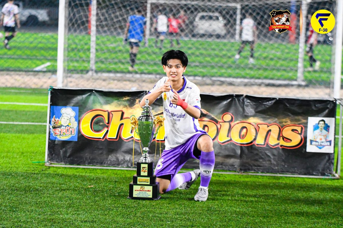 SiarwitSkk's tweet photo. ขอแชมป์ตอนรับปีใหม่นะ🥇🏆💯
#NewGenSKN🤍💜 https://t.co/EYcevuJjO5