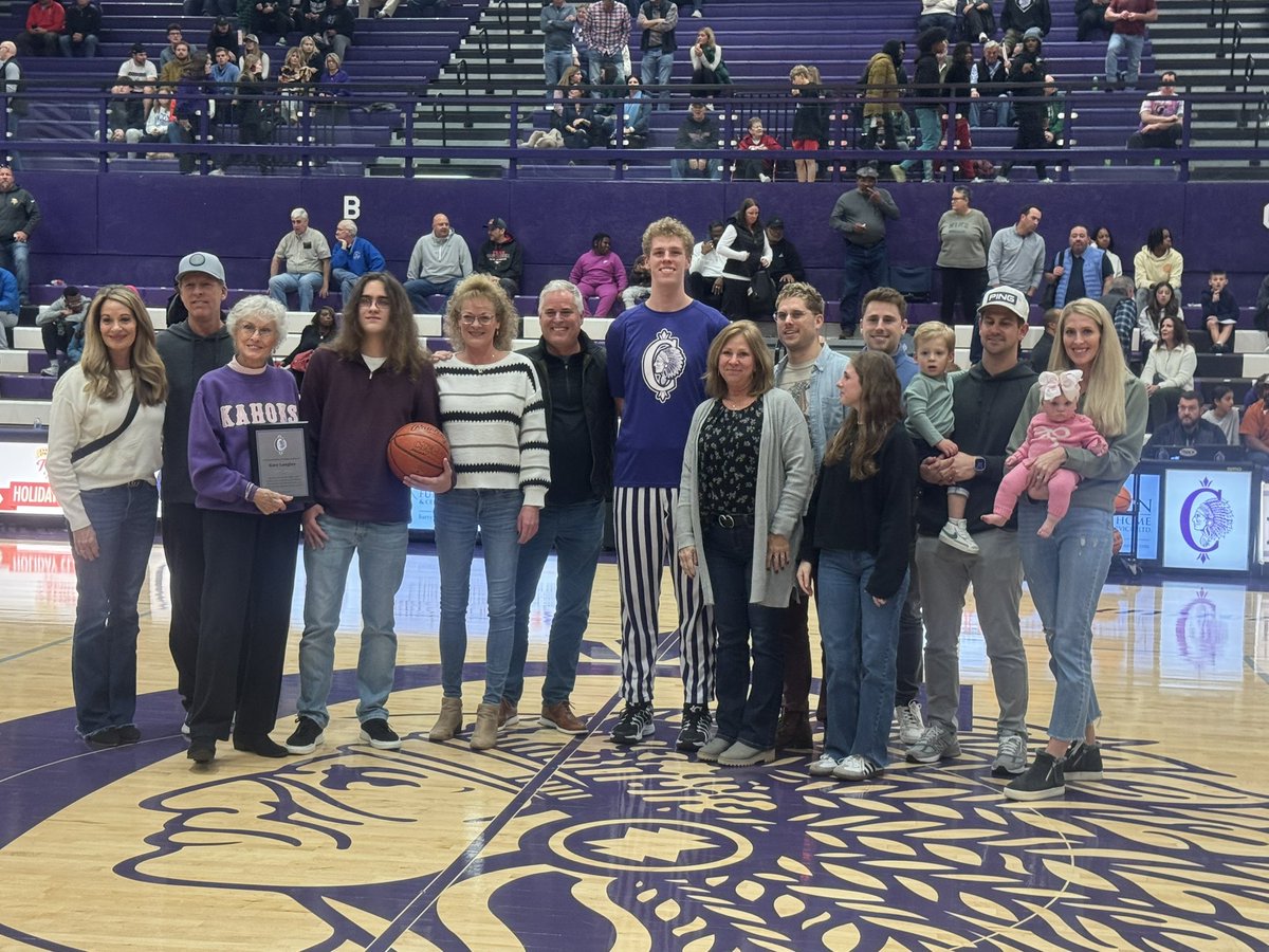 kahokmenshoops's tweet photo. Congrats to Kahok Senior @SolomonTalbott for being awarded a 1000 dollar scholarship in honor of Mr. Gary Langley, one of the founders of the @ClassicTorny. https://t.co/yYzscvroKF