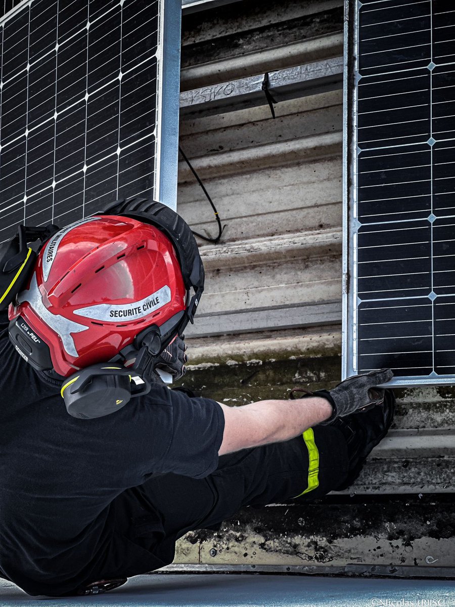 riisc_1's tweet image. Les missions de soutien bien qu&apos;exigeantes, permettent de rester proches de la population, en offrant un appui précieux aux agents publics de #Mayotte. Nos sapeurs-sauveteurs de l’ @uiisc1 , avec professionnalisme et sourire, accomplissent cette tâche délicate. @SecCivileFrance