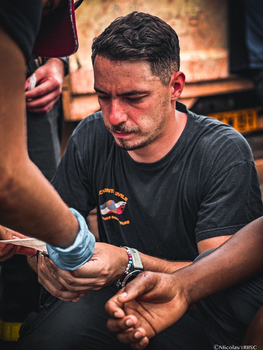 riisc_1's tweet image. Les missions de soutien bien qu&apos;exigeantes, permettent de rester proches de la population, en offrant un appui précieux aux agents publics de #Mayotte. Nos sapeurs-sauveteurs de l’ @uiisc1 , avec professionnalisme et sourire, accomplissent cette tâche délicate. @SecCivileFrance