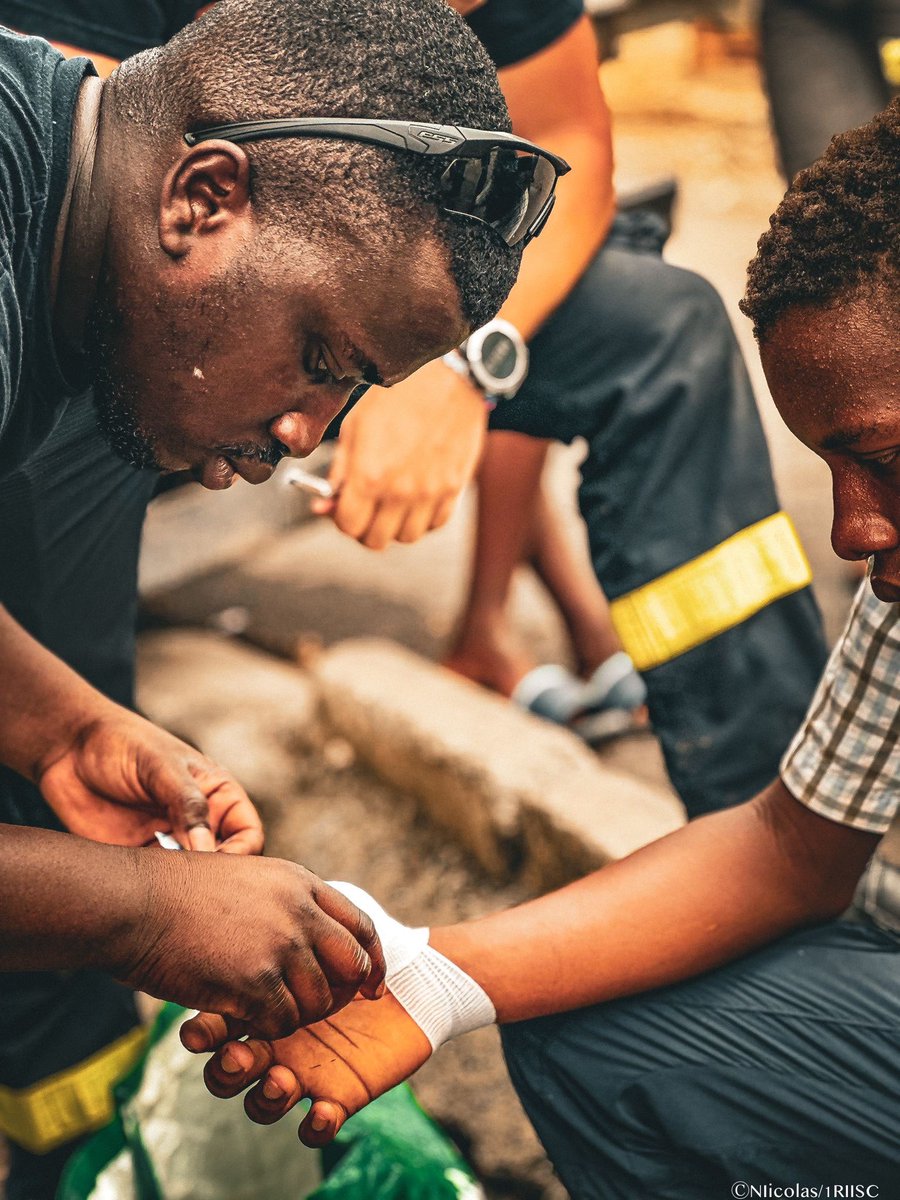 UIISC1 (@uiisc1) on Twitter photo Les missions de soutien bien qu'exigeantes, permettent de rester proches de la population, en offrant un appui précieux aux agents publics de #Mayotte. Nos sapeurs-sauveteurs de l’ @uiisc1 , avec professionnalisme et sourire, accomplissent cette tâche délicate. <a href="/SecCivileFrance/">Sécurité Civile</a> Les missions de soutien bien qu'exigeantes, permettent de rester proches de la population, en offrant un appui précieux aux agents publics de #Mayotte. Nos sapeurs-sauveteurs de l’ @uiisc1 , avec professionnalisme et sourire, accomplissent cette tâche délicate. <a href="/SecCivileFrance/">Sécurité Civile</a>