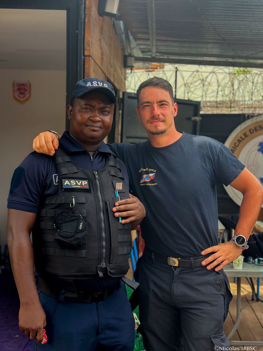 riisc_1's tweet image. Les missions de soutien bien qu&apos;exigeantes, permettent de rester proches de la population, en offrant un appui précieux aux agents publics de #Mayotte. Nos sapeurs-sauveteurs de l’ @uiisc1 , avec professionnalisme et sourire, accomplissent cette tâche délicate. @SecCivileFrance