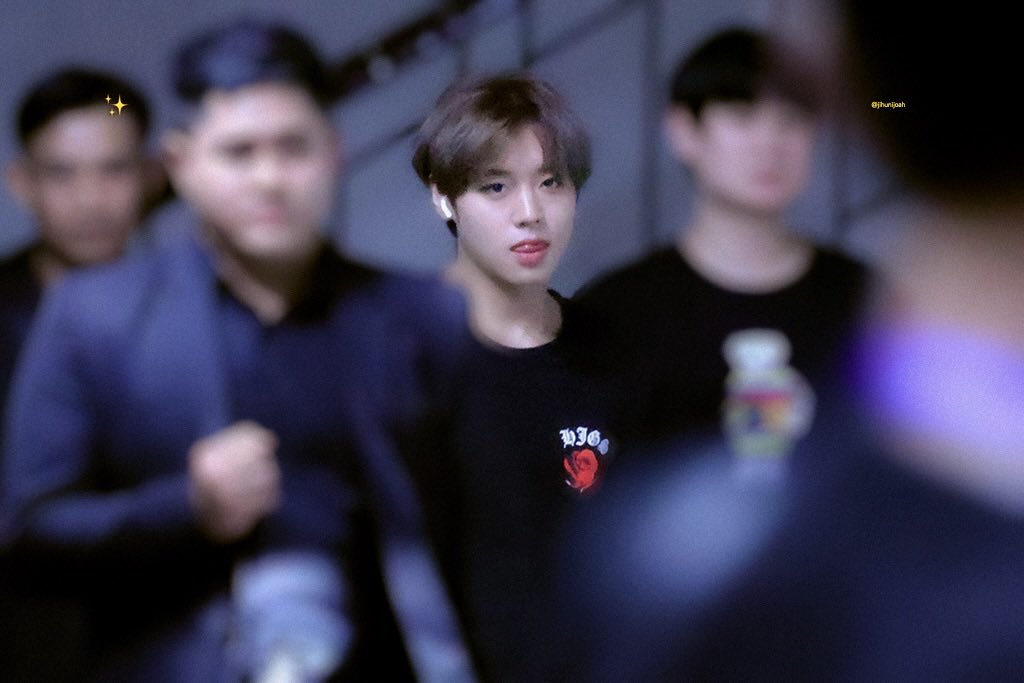 JIHUNIJOAH's tweet photo. 241220 퇴근 ••• 저화질의 #박지훈 https://t.co/uyCadAvL82