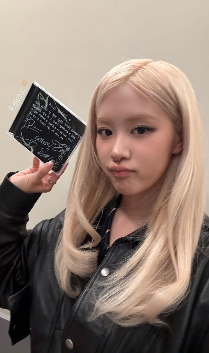 meovv sent signed cd to rosé🤍