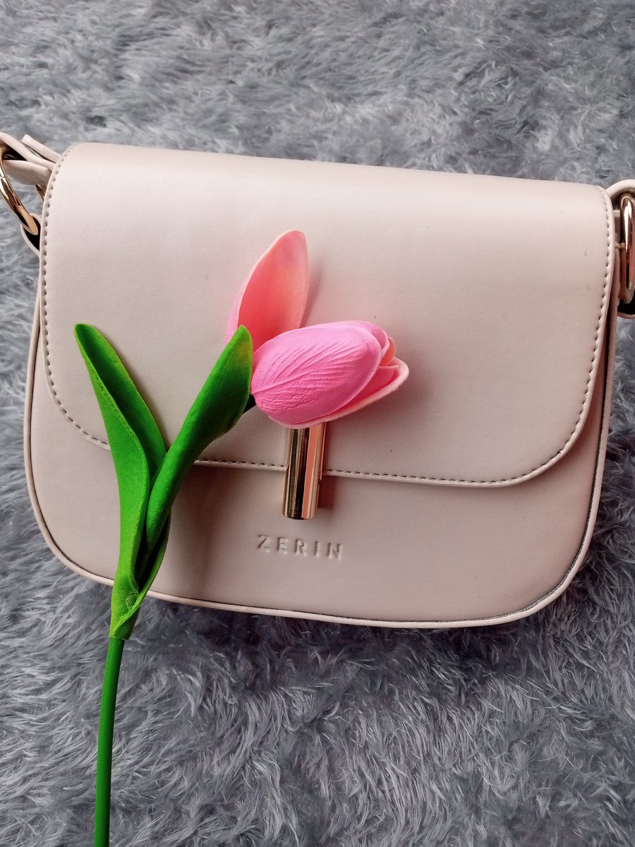 Demu apa nemu tas cantik &amp; lucu 😭
Model Sling bag 🫶
Kualitas bahan oke, jahit4n ny jg rapii 💯
Cocok buat casual/formal ✅️
s.shopee.co.id/6fRCA2Ks1m