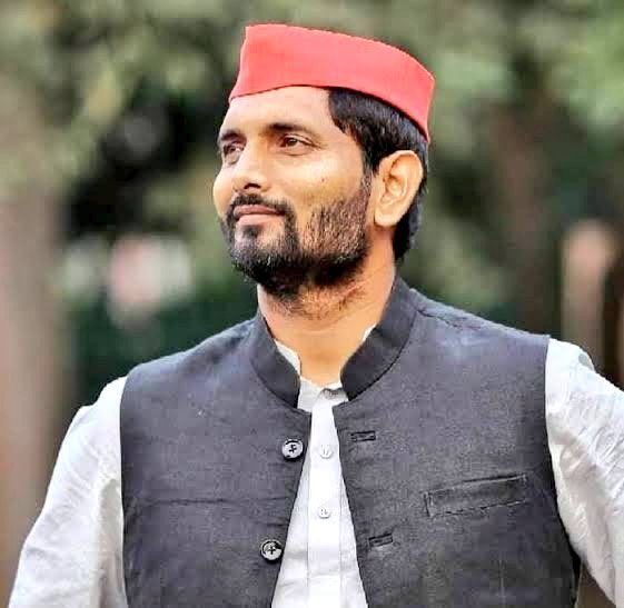 JaysinghYa's tweet photo. ग़रीब सोषित वंचित किसान नौजवान छात्रो की बुलंद आवाज @ManojSinghKAKA भैया ज़िन्दाबाद ।
#istandwithKAKA 
@yadavakhilesh https://t.co/0wSS3VqS2V