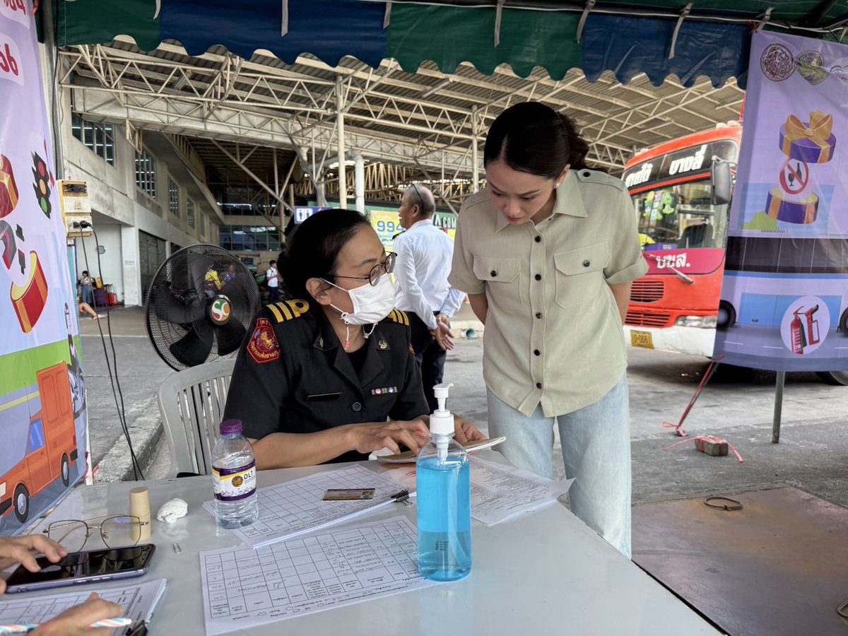 ingshin's tweet photo. ขอมาตรวจสอบความพร้อมของสถานีขนส่งผู้โดยสารกรุงเทพฯ (สายใต้ใหม่) เพราะเป็นอีกจุดที่มีความสำคัญสำหรับการเดินทางค่ะ

วันนี้มาตรวจเช็คปริมาณรถ มาตรฐานความปลอดภัยของรถและคนขับรถ ว่ามีการเปลี่ยนกะสลับคนขับและตรวจวัดปริมาณแอลกอฮอล์อย่างเป็นไปตามมาตรฐานความปลอดภัยหรือไม่ เพื่อให้ทุกท่านมั่นใจเรื่องความปลอดภัยที่สุดค่ะ

ขอให้พี่น้องประชาชนเดินทางโดยสวัสดิภาพ ขับขี่ปลอดภัย เมาไม่ขับ ง่วงไม่ขับนะคะ ใช้เวลากับคนที่ท่านรักในวันหยุดยาวอย่างมีความสุขค่ะ ❤️