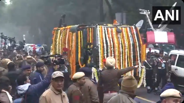 dibakardutta_'s tweet photo. This is a politically significant picture. And here is why - 

The body of Manmohan Singh is being taken to the headquarters of the Congress party. 

Now, some of you may wonder why such a basic courtesy extended to a Congress Prime Minister is of political importance.

(1/n) https://t.co/hH6ue31pg8
