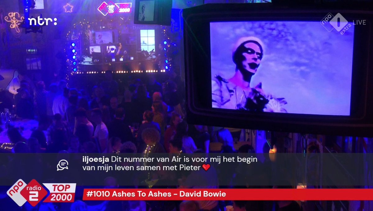 geertrb's tweet image. "Endorfine voor je oren als je het mij vraagt.” 🙏🏼

– @TannazHajeby, 2024

Een treffende omschrijving van ᵈᵉ ˡⁱʲˢᵗ ᵈᵉʳ ˡⁱʲˢᵗᵉⁿ #Top2000 

En van het briljante nummer van David Bowie dat we nu horen, een van z'n allerfijnste classics!! 

#AshesToAshes ♫