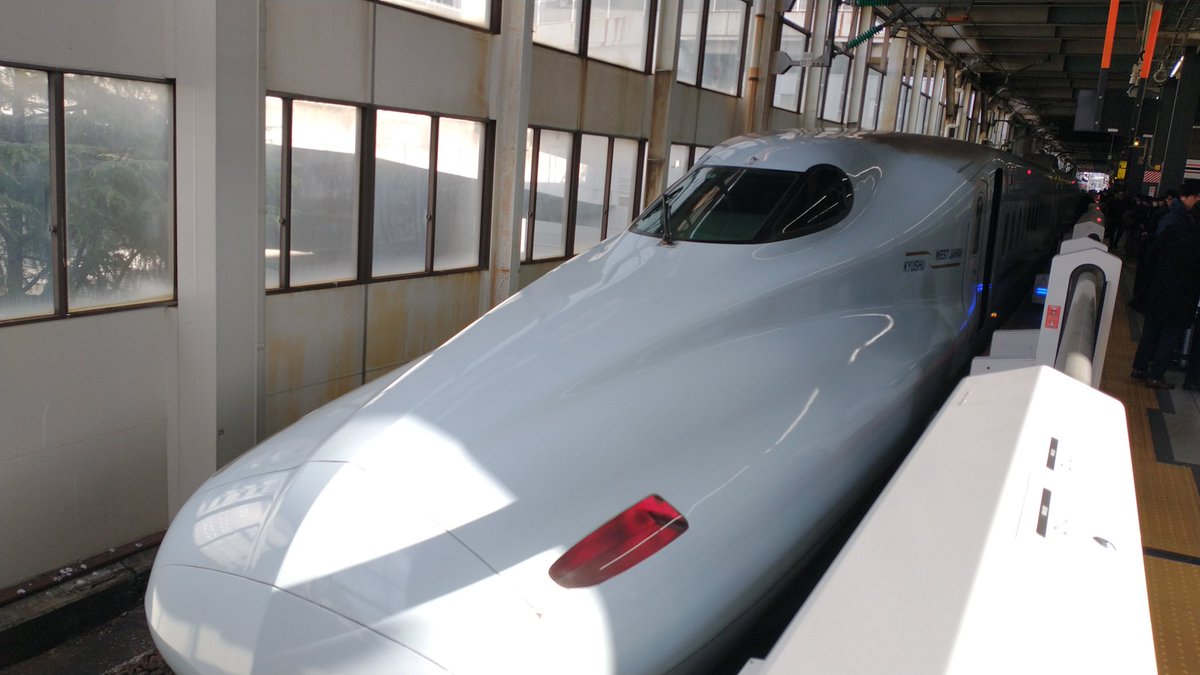 tajima40's tweet photo. 朝の事故の影響を受けて遅れている上に、目の前に停車中のさくらが突然運休するという。新幹線。広島駅。さくらに乗っていたひとはお気の毒です。 https://t.co/6b9VohOiy2