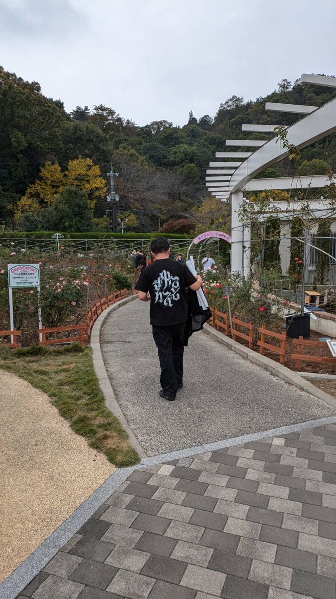 aimivacca's tweet photo. 年内で誠に勝手ながら家族を求めて三千里の旅に出る為、音楽活動を休止させて頂きます。
ゆーこときカズは入田（DANCE MY DUNCE）桜王はゆーことで一緒にギターを弾いていた岡祐介に引き継ぎ弾いてもらいます！
仲間達と集い、共演し、打ち上がれた思い出は宝です
モスラ・ラスト・スタンド(^o^)/ https://t.co/shnWmezzha
