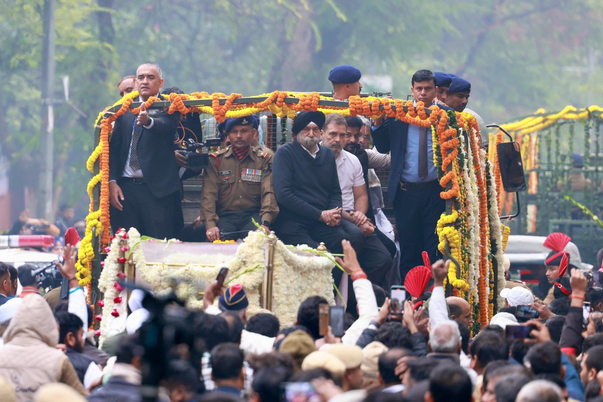 DainikTribune's tweet photo. #Live_Video: कांग्रेस मुख्यालय से शुरू हुई #मनमोहन_सिंह की अंतिम यात्रा, सोनिया, खड़गे, राहुल, प्रियंका भी हुए शामिल https://t.co/rmnFE2umW3 https://t.co/dlcS8qyN0N
