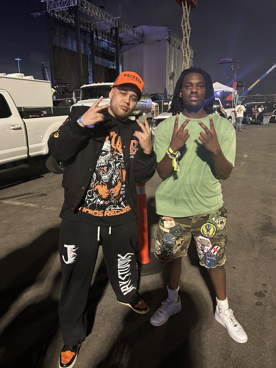 itstarris's tweet photo. ROLLING LOUD MIAMI ⛷️✨

#ROLLINGLOUD2024 https://t.co/N5r9Xdxv2b
