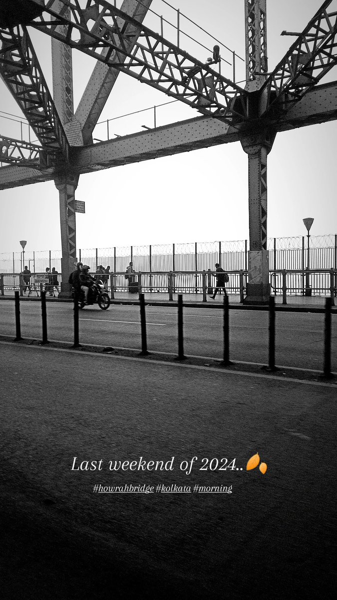 horek_rokom's tweet image. POV - You&apos;re in the last weekend of 2024...🍂
#Kolkata 
#HowrahBridge
#MorningVibes