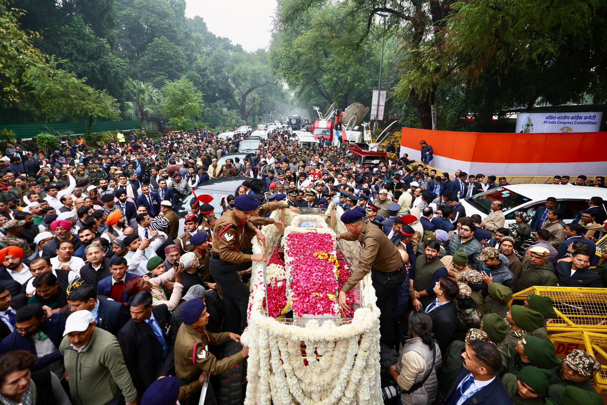 AadeshRawal's tweet photo. किसानों का 72000 करोड़ ₹ क़र्ज़ माफ करने वाले डॉ मनमोहन सिंह थे।मैं खुद को देश के उन तमाम युवाओं में शामिल करता हूँ जिनके सपनों को डॉ साहब की आर्थिक नीतियों ने साकार किया।हम आपकी विनम्रता और सहनशीलता के ऋणी हैं।आपके जाने के बाद इतिहास आपके प्रति दयालु है सर 🙏 https://t.co/PW2CfFfeLq
