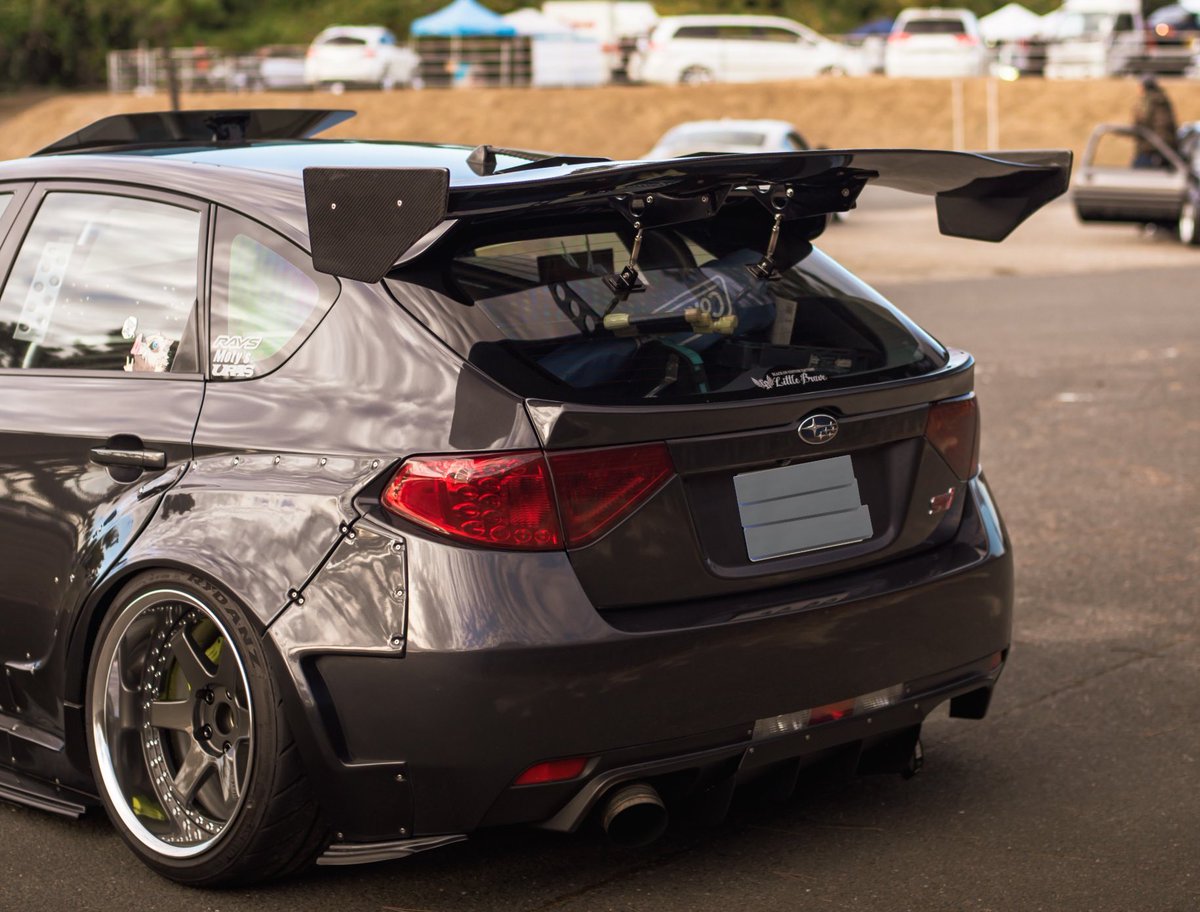 frgrbimpreza's tweet photo. ①インプレッサWRXsti  GRB
②JDMconcept GT6 18×11J-26
③fenderist_comの50mmワイド、後付けサンルーフ、LittleBrave製GTwing、JDMconceptの新作ホイール、
あとさりげなく1JZエンジ��に載せ替えのドリ車。見えない駆動系、足回りにかなり手が入ってます。 https://t.co/WxK27RRPG3