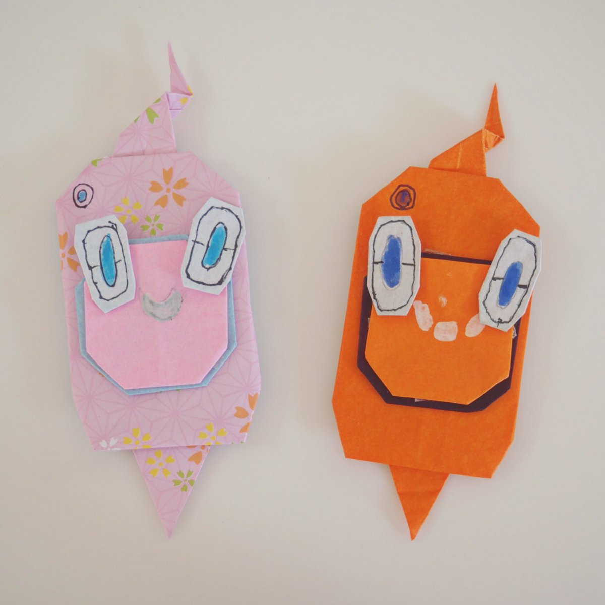 ロトム 「子がおとうさんがスマホロトムを買ってくれないと言って折り紙で作ってるんだけど、ピ」|emiのイラスト
