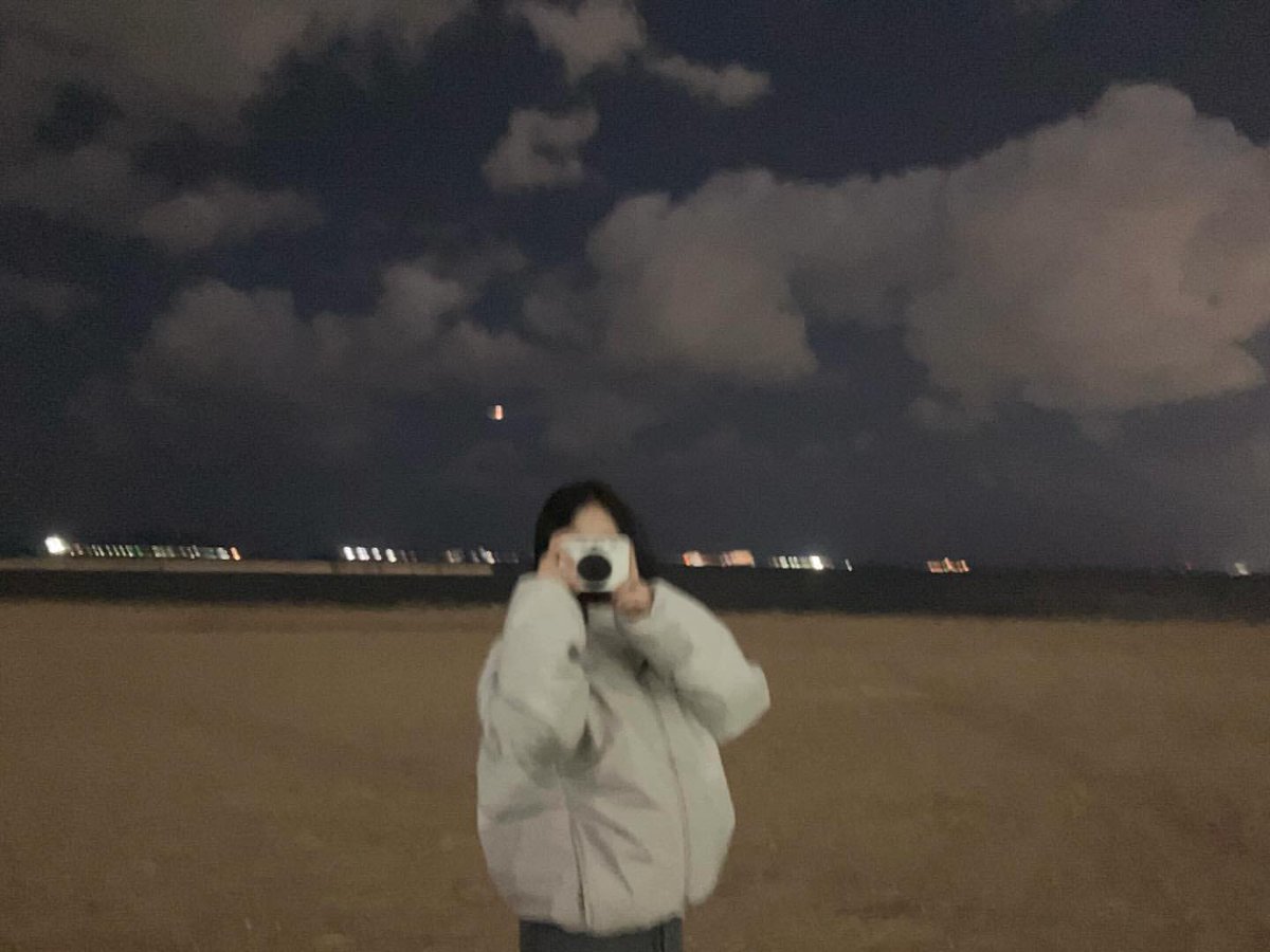hagnipham's tweet photo. Under the quiet night sky, I asked, 'Can you pose for me?' Hoping to capture the most beautiful soul with the most beautiful view 🌆⭐ Yet in that fleeting moment, I saw the truth—the night glowed not because of the stars, but because of you. https://t.co/iVNmOm6lVa