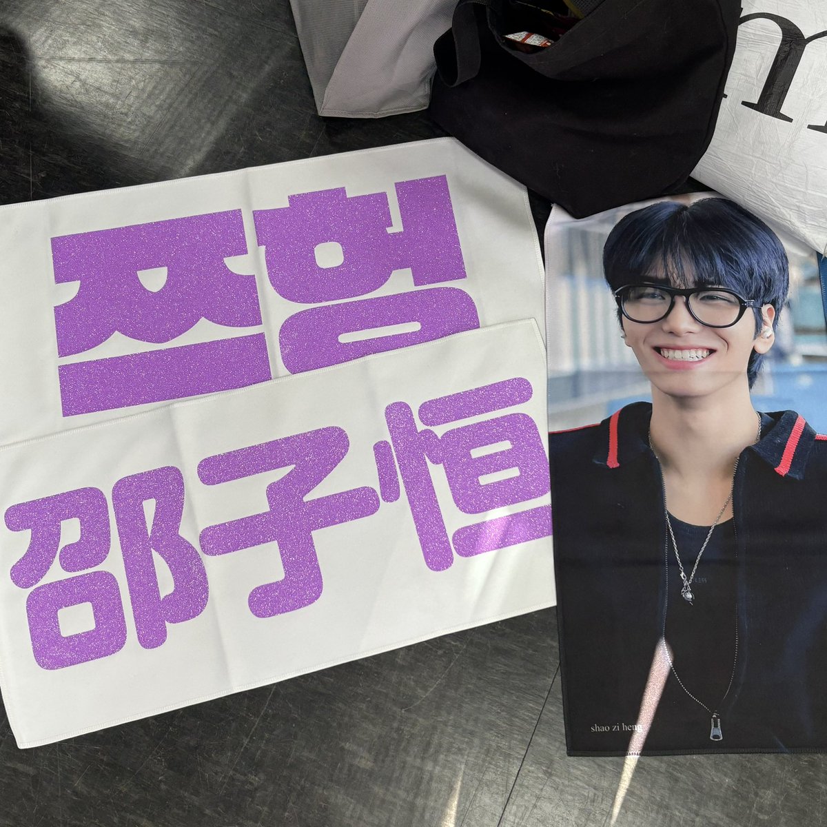 zest_shao's tweet photo. ☆.。.:*・°☆.。.:*・°☆.。.:*・°☆.。.:*・°☆
𝗖𝗛𝗘𝗘𝗥𝗜𝗡𝗚 𝗙𝗢𝗥 𝑺𝑯𝑨𝑶 𝒁𝑰 𝑯𝑬𝑵𝑮

본인확인 부스 옆 대기공간 내부에서 
슬로건 현장판매 시작합니다.

#ShaoZiheng #邵子恒 #샤오쯔헝 #StarlightBoys https://t.co/gkgEN2u1qY
