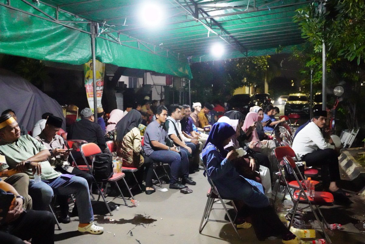 Saya masih ingat betul kedekatan dengan almarhum, yang pernah menjabat sebagai Ketua Umum PB HMI periode 2002-2004. Beliau pernah membuka LK III HMI di Papua tahun 2000, di saat tidak ada yang berani turun ke sana. Itu menunjukkan keberaniannya.