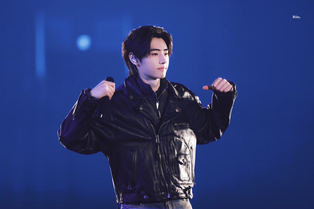 promis___'s tweet photo. @RinForSunghoon Is this picture taken on the left side when viewed from the audience? I'm looking for a picture of Sung Hoon's fan service while I'm in B7 block😭 https://t.co/qk31VvJmcf