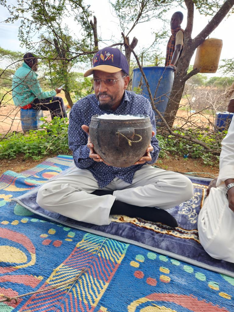 BillowKerrow's tweet photo. Camel milk @ Namanga. Fresh. Nothing like camel milk...detoxification! Alhamdulillah! https://t.co/tLYA0GPwzU