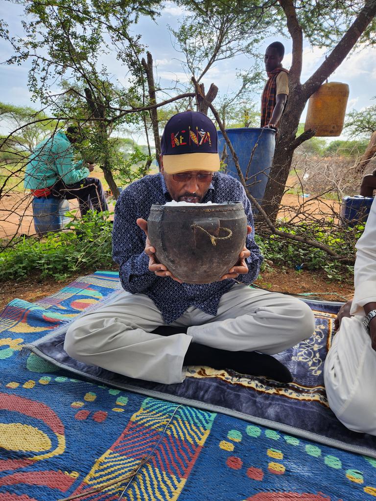 BillowKerrow's tweet photo. Camel milk @ Namanga. Fresh. Nothing like camel milk...detoxification! Alhamdulillah! https://t.co/tLYA0GPwzU